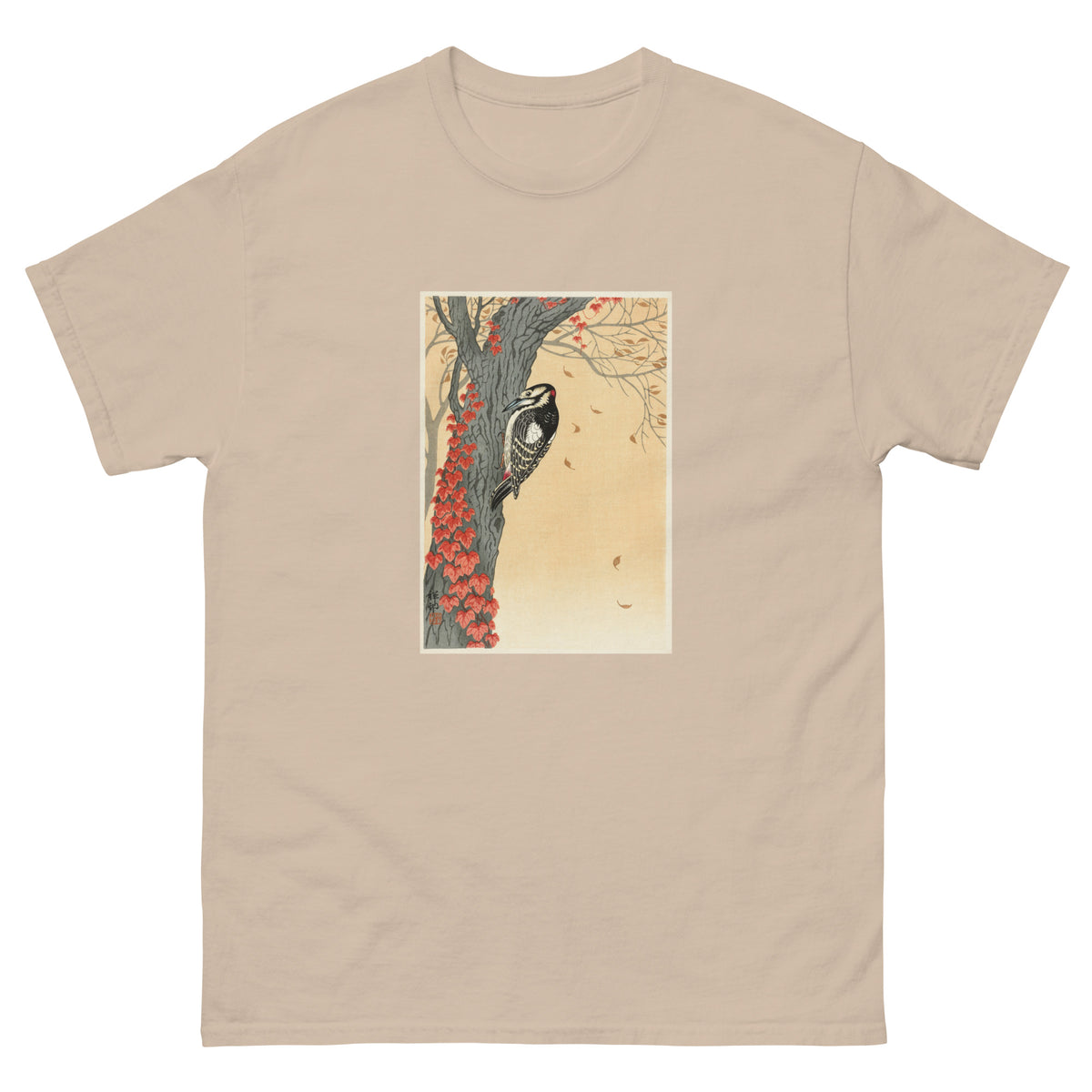 Sand T-shirt Great Spotted Woodpecker In Tree With Red Ivy - Ohara Koson 1925 Essential